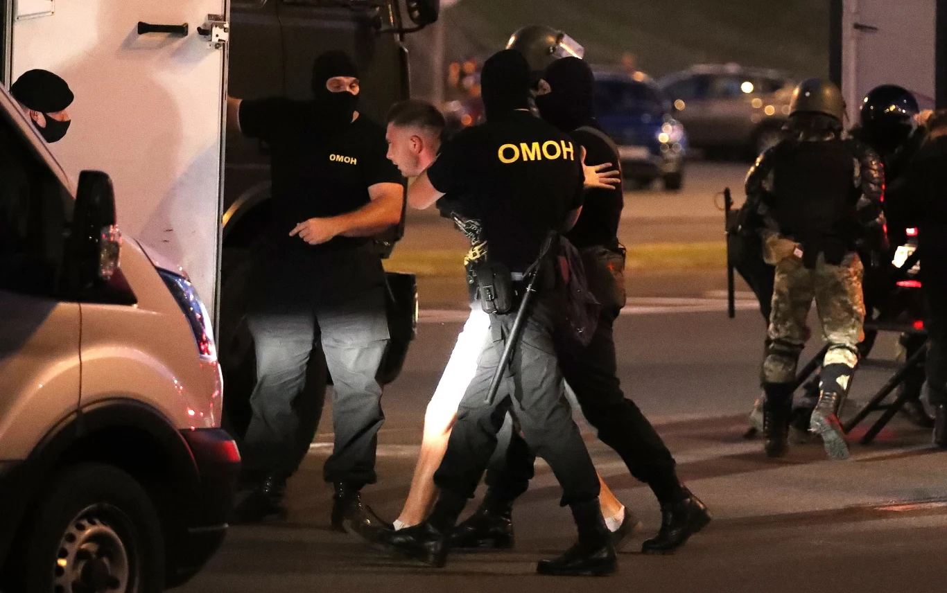 Siły specjalne OMON przystąpiły do usuwania demonstrantów z sąsiadujących ze Starym Miastem rejonów Mińska. Według świadków zatrzymano dziesiątki osób.
