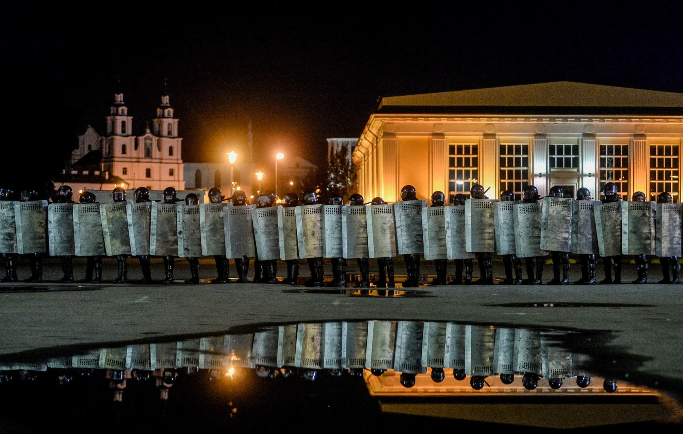 Opozycyjna kandydatka na prezydenta Białorusi Swiatłana Cichanouska wezwała w nocy z niedzieli na poniedziałek swoich zwolenników i funkcjonariuszy służb siłowych do powstrzymania się od przemocy. Obarczyła też władze odpowiedzialnością za to podczas starć ucierpieli ludzie.