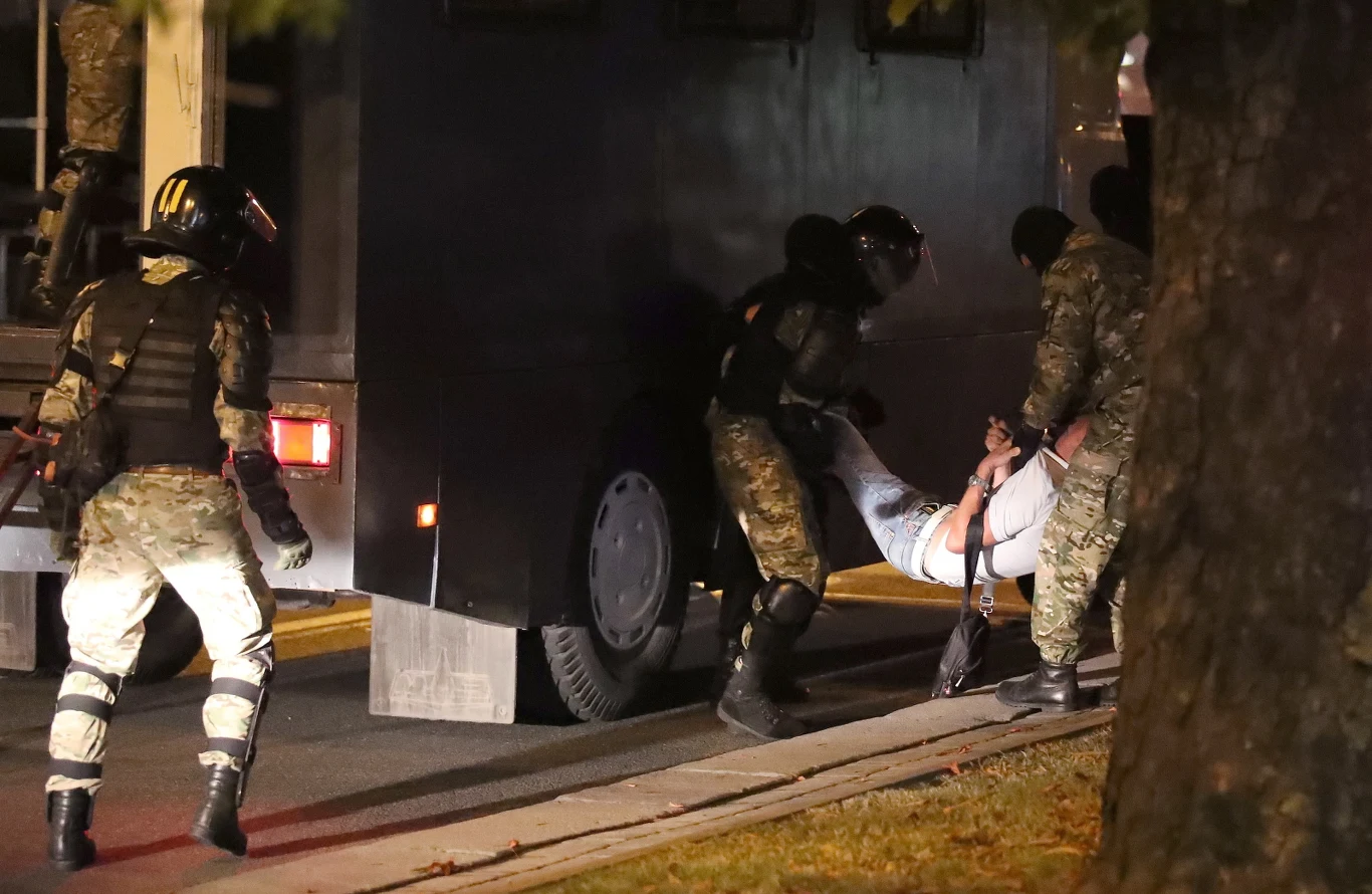 Milicja i siły specjalne zdołały w nocy z niedzieli na poniedziałek opanować rejon Starego Miasta w Mińsku wypierając stamtąd większość demonstrantów - poinformowała agencja TASS. 