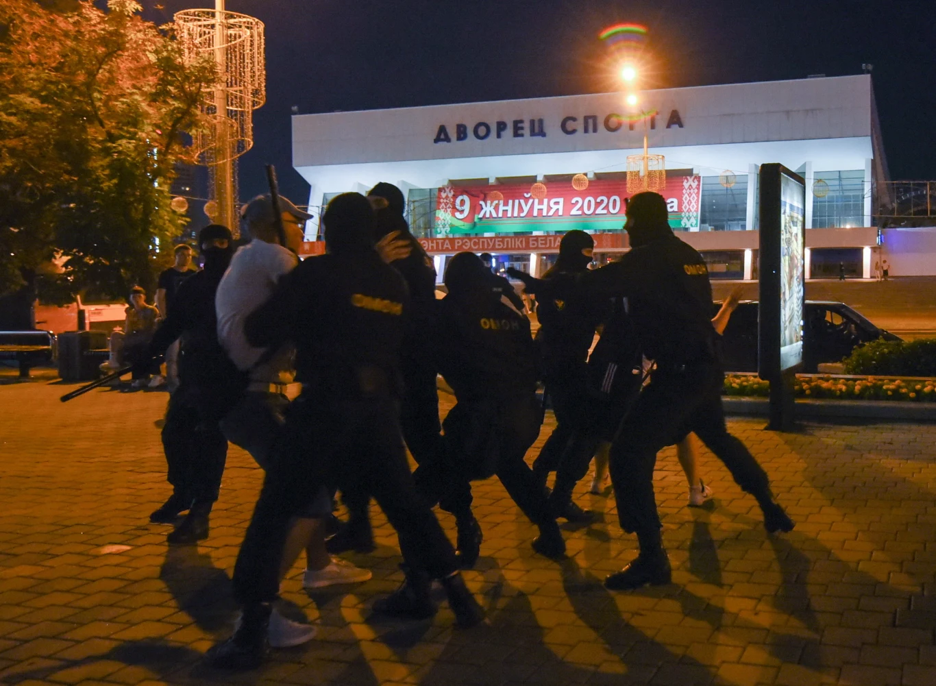 W Żodzinie w obwodzie mińskim i w Baranowiczach milicjanci nie rozpędzali demonstrantów, lecz opuścili przed nimi tarcze.