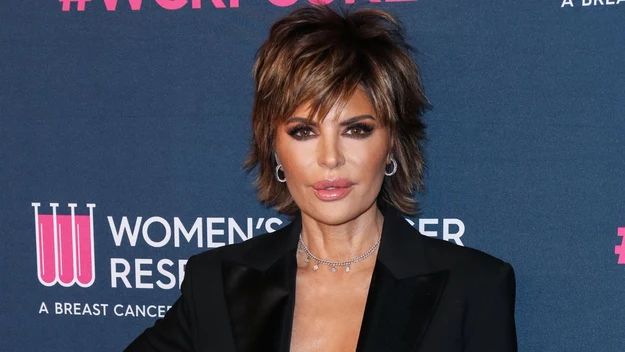 Lisa Rinna jest popularną amerykańską aktorką. W 2001 roku zagrała w filmie "Dobre rady", a później można było ją zobaczyć między innymi w: "Słonecznym Patrolu", "Dniach naszego życia" i "Weronice Mars". 

Gwiazda ma 57 lat, ale niemal zawsze prezentuje się fantastycznie. To elegancka i bardzo zadbana kobieta. Idealnie ułożona fryzura i dokładnie wykonany makijaż to jej znaki rozpoznawcze. 