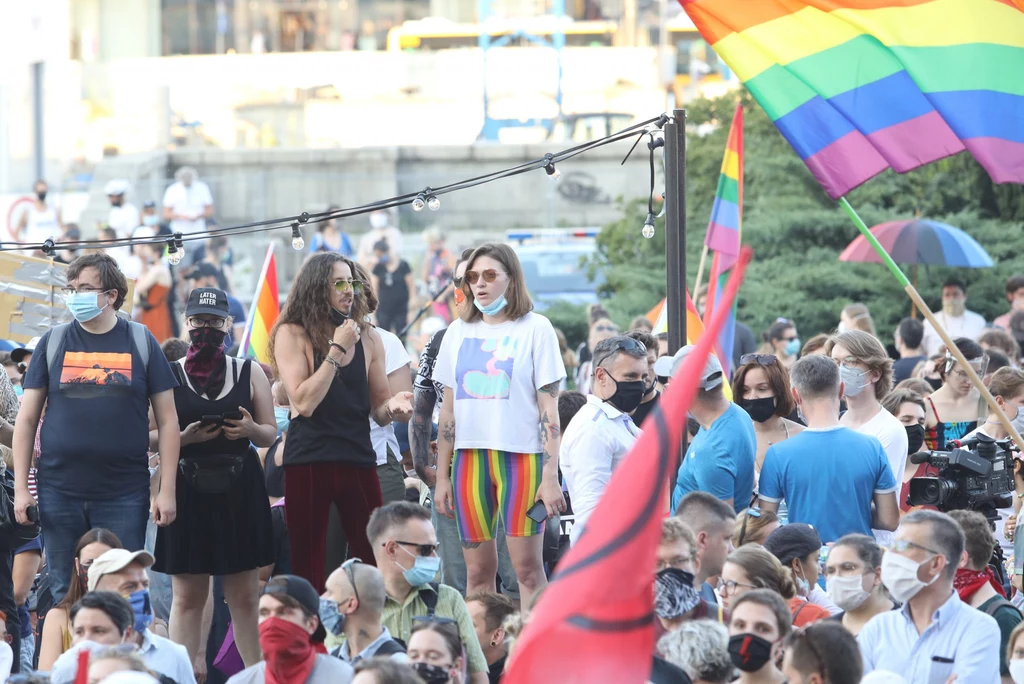 Michał Szpak na demonstracji "Nigdy nie bedziesz szla sama! - solidarnie przeciw queerfobii" w Warszawie