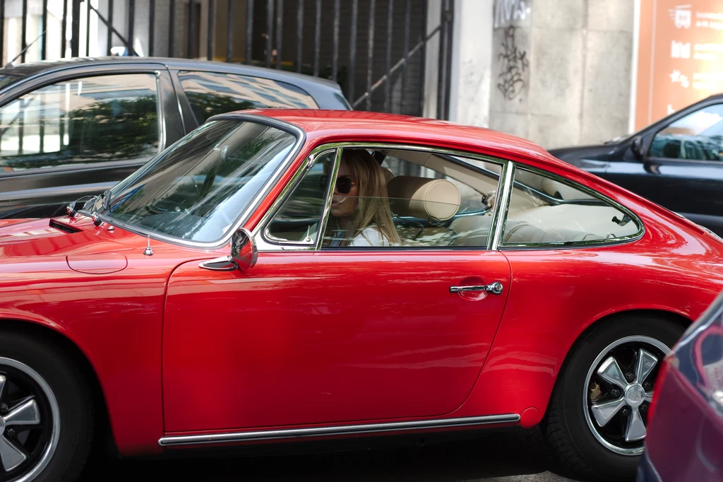 Ostatnio została przyłapana przez fotoreporterów, gdy przejeżdżała się po mieście czerwonym oldschoolowym Porsche, które dostała na urodziny od swojego partnera - Rinke Rooyensa. Czy uważacie, ze pasuje jej taki samochód? Ostatnio została przyłapana przez fotoreporterów, gdy przejeżdżała się po mieście czerwonym oldschoolowym Porsche, które dostała na urodziny od swojego partnera - Rinke Rooyensa. Czy uważacie, ze pasuje jej taki samochód?