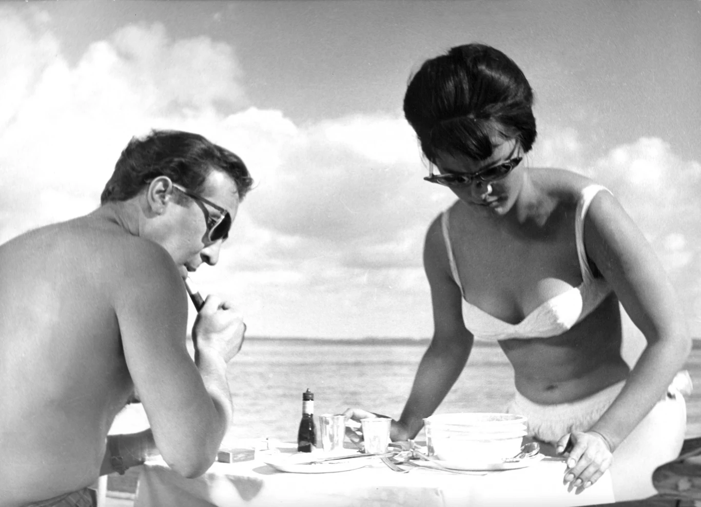 "Powstawał dziwny film. Grając jedną z głównych ról, nigdy nie widziałem na oczy scenariusza. Żyliśmy na barce, niezbyt często schodziliśmy na ląd. Polański miał nas zawsze na oku i wprowadził nieprawdopodobny reżim, z codzienną poranną zaprawą fizyczną. Był bardzo wymagający, trzymał nas żelazną ręką" - wspominał Leon Niemczyk. 

Na zdjęciu: Leon Niemczyk i Jolanta Umecka w filmie "Nóż w wodzie"