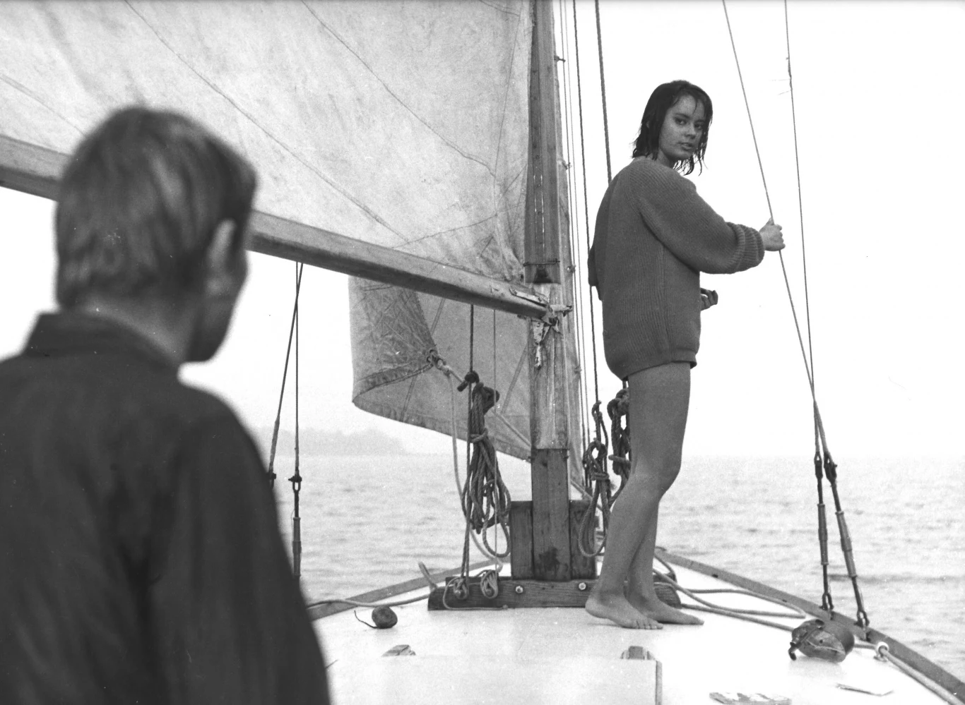 W 1964 roku "Nóż w wodzie", jako pierwsza produkcja, otrzymał nominację do Oscara w kategorii "najlepszy film nieanglojęzyczny". Jednak walkę o złotą statuetkę przegrał z "Osiem i pół" Federico Felliniego. 
"'Nóż w wodzie' jest jednym z najlepszych debiutów reżyserskich w całym kinie światowym i chyba najlepszym filmem w całym dorobku Polańskiego" - napisał jeden z krytyków.

Na zdjęciu: Jolanta Umecka i Zygmunt Malanowicz w filmie "Nóż w wodzie"