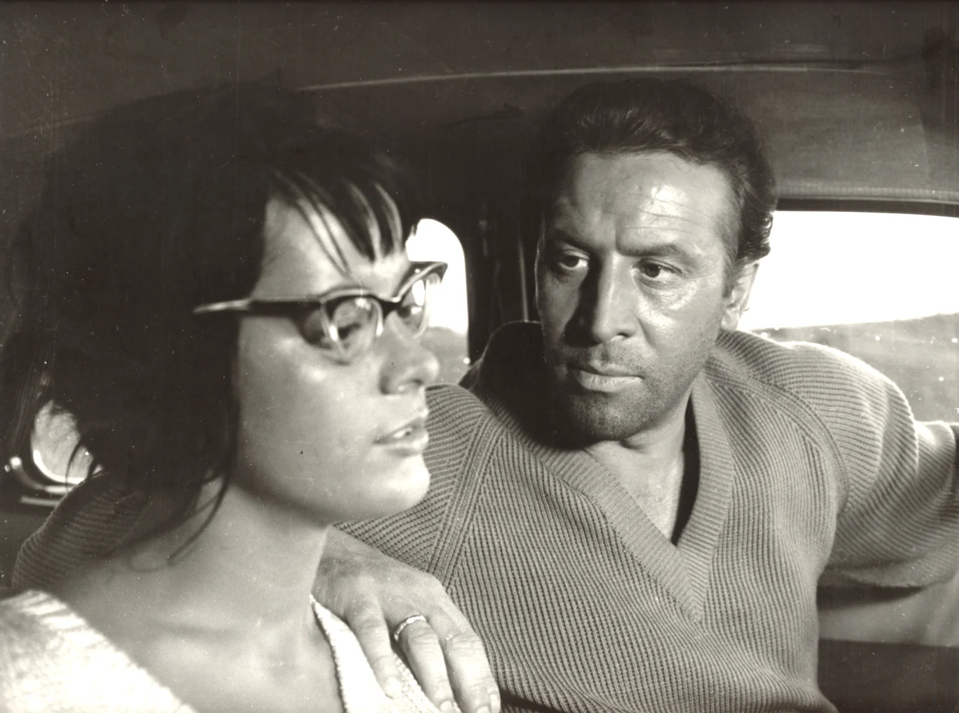 Główna kobieca rola przypadła w udziale amatorce Jolancie Umeckiej, którą Roman Polański podobno wypatrzył na basenie Legii w Warszawie. Dziewczyna, która była studentką IV roku Akademii Muzycznej, okazała się osobą nie tylko zupełnie pozbawioną aktorskiego talentu, ale także nie umiała pływać. Nie potrafiła zapamiętać kwestii ani miejsca, w którym miała stanąć. W dodatku zaczęła w zastraszającym tempie tyć, bo "zajadała stres". Kucharz został poinstruowany, że Umecka ma dostawać małe porcje i żadnych dokładek. Polański wyciągał ją na biegi po lesie.

Na zdjęciu: Jolanta Umecka i Leon Niemczyk w filmie "Nóż w wodzie"