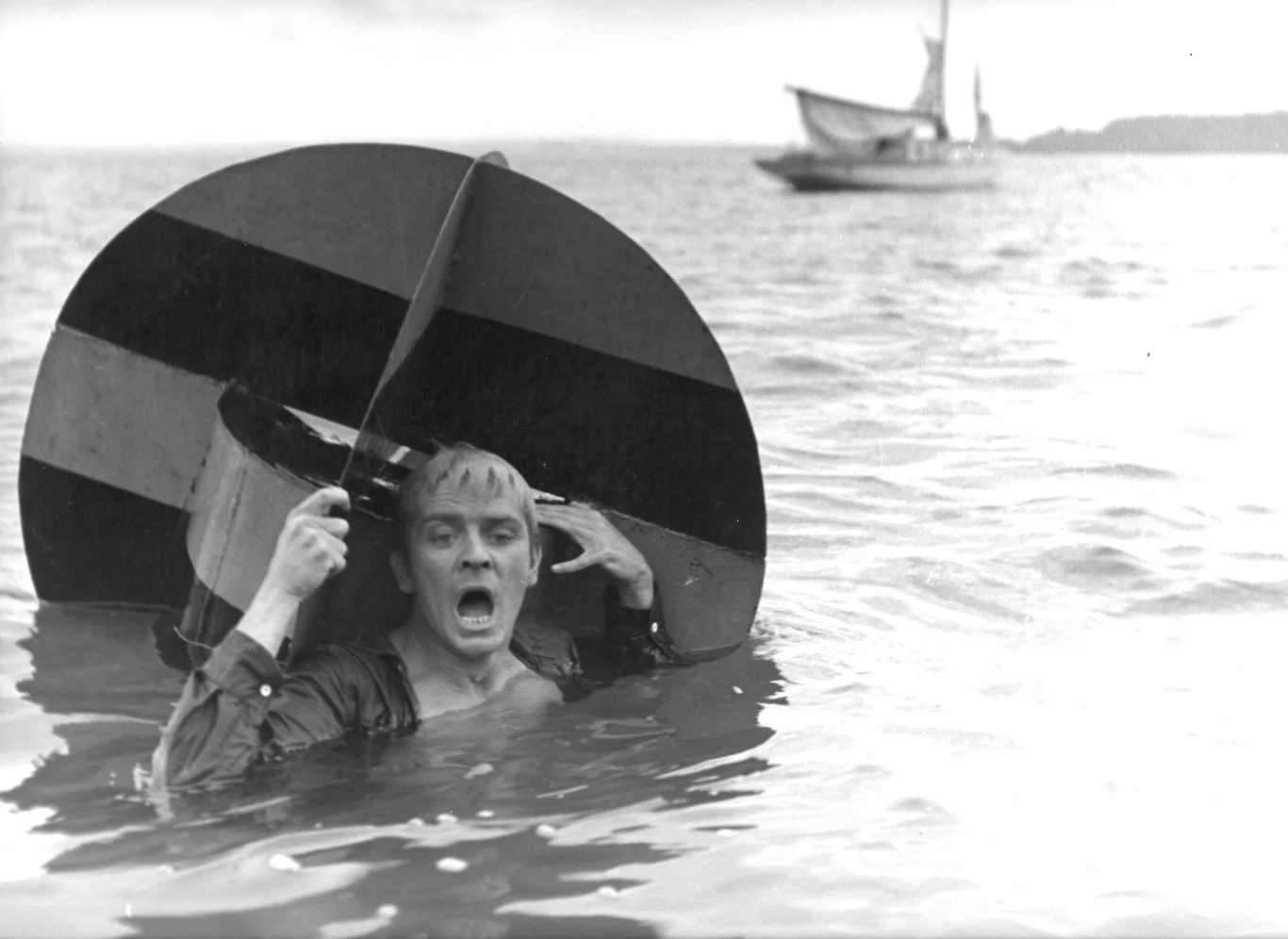 "Plan pracy był tak napięty, że wieczorami i w niedzielę musieliśmy jakoś się odprężyć. Chlaliśmy ostro, robiliśmy sobie wzajemnie - i innym Bogu ducha winnym osobom - wredne kawały, a od czasu do czasu dochodziło wręcz do awantur" - pisał w swej autobiografii Roman Polański.
W komunistycznej Polsce film wywołał burzę i gniew Władysława Gomułki, Polańskiemu otworzył zaś drzwi do kariery międzynarodowej. Debiutowi polskiego twórcy zarzucano m.in. "kosmopolityzm", a także "gloryfikowanie konsumpcyjnego stylu życia, z konieczności obcego w początkach lat 60. większości rodaków".

Na zdjęciu: Zygmunt Malanowicz w filmie "Nóż w wodzie"