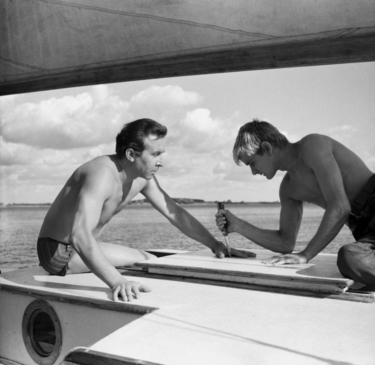 Na pokładzie rozpoczyna się rywalizacja między mężczyznami, narasta konflikt ambicji. Bohaterowie reprezentują dwa różne pokolenia i, na pozór, inne podejście do życia. Dziennikarz z sadystyczną rozkoszą wykazuje chłopakowi swoją wyższość jako właściciel samochodu i kapitan jachtu. Chłopak broni się i kpi ze starszego mężczyzny. W głębi ducha zazdrości jednak dziennikarzowi jego luksusowego życia.

Na zdjęciu: Leon i Niemczyk i Zygmunt Malanowicz w filmie "Nóż w wodzie"