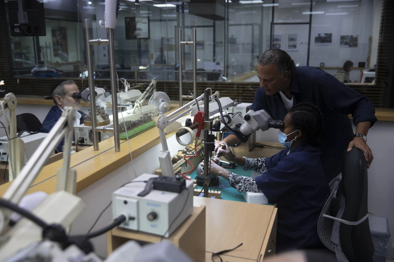 Zamawiający miał dwa warunki: zasłona miała zostać wykonana do końca roku i być najdroższą maską na świecie.