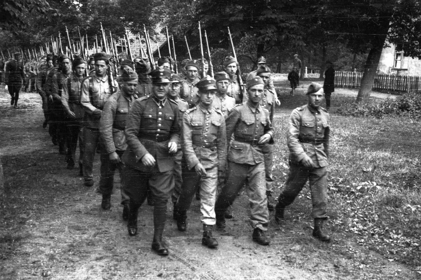 Pierwsza Dywizja Piechoty Legionów Józefa Pilsudskiego pod dowództwem gen. bryg. Wincentego Kowalskiego. Wizytuje inspektor Armii Wilno - gen. dywizji Stefan Dąb - Biernacki, zdjęcie wykonano w latach 1937-1939