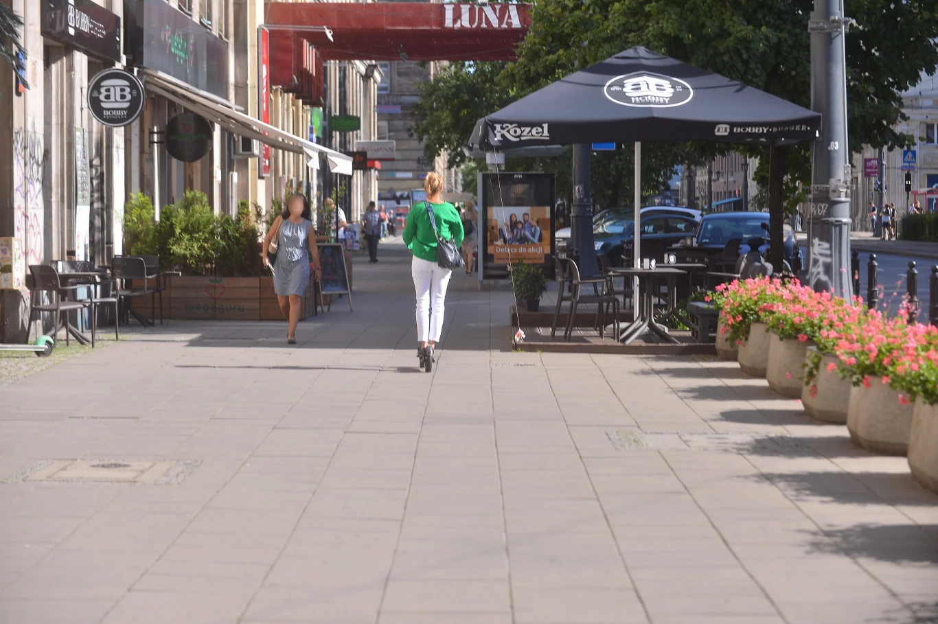 Małgorzata Trzaskowska na hulajnodze w Warszawie Małgorzata Trzaskowska na hulajnodze w Warszawie