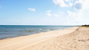 W czasie pandemii skorzystać może krajowa branża turystyczna. Na zdj. wybrzeże Bałtyku