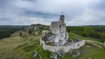 Mirów. Na basztach wszystkich obiektów na Szlaku Orlich Gniazd powiewają biało-czerwone flagi. Tak jak w tych majestatycznych ruinach zamku w Mirowie.