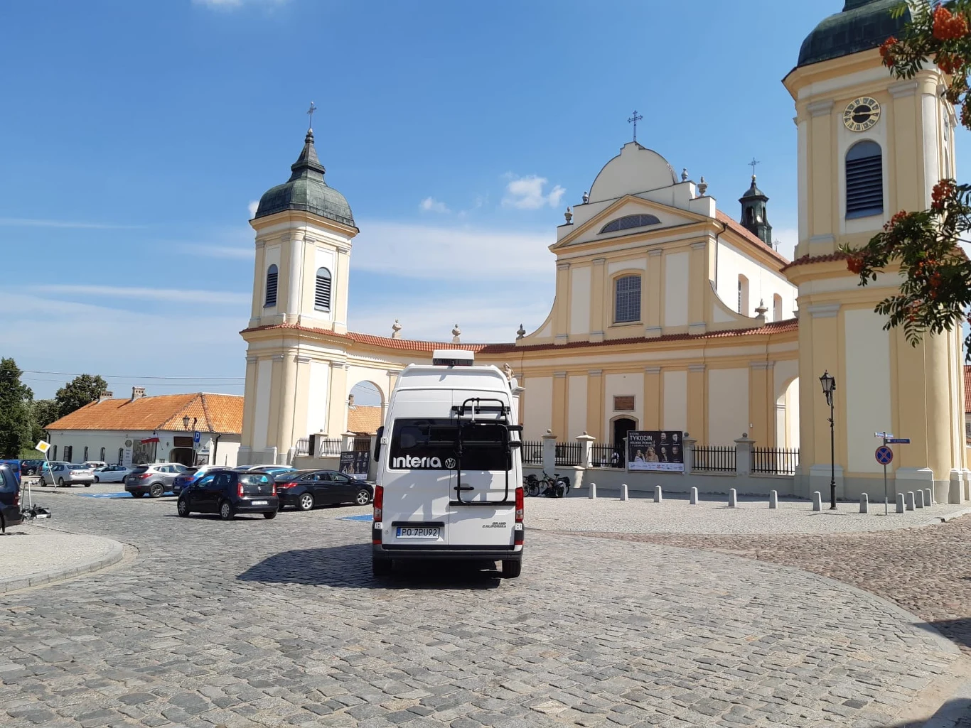 Kolejny dzień naszej ekspedycji to wizyta w Tykocinie. W czasach świetności była to druga pod względem ważności (po krakowskiej z Kazimierza) diaspora żydowska w Polsce. Niestety wojna odcisnęła na Tykocinie mocne piętno. Dzisiejsze pamiątki tamtych lat to pięknie odnowiona synagoga i uroczy rynek, zwieńczony kościołem. Obowiązkowy punkt na trasie każdego turysty stanowi wizyta w Europejskiej Wsi Bociana, gdzie na temat tego ptaka można dowiedzieć się wielu ciekawych faktów. Czy wiecie, że bociany nie wracają do tych samych gniazd i nie łączą się w pary na lata? Równie wielu wrażeń dostarczył nocleg nad brzegiem Narwi. Obcowanie z przyrodą, zwłaszcza tą aktywną nocą stanowi niesamowite doświadczenie. Dzięki temu, że Grand California wyposażona jest w łazienkę z pełnym węzłem sanitarnym, użytkownicy kampera na bazie Volkswagena mogą cieszyć się dwudniową autonomicznością. Brudna wodę zrzucamy oczywiście wyłącznie w miejscach do tego przeznaczonych. Zawartość chemicznej toalety również. Jedziemy dalej! 