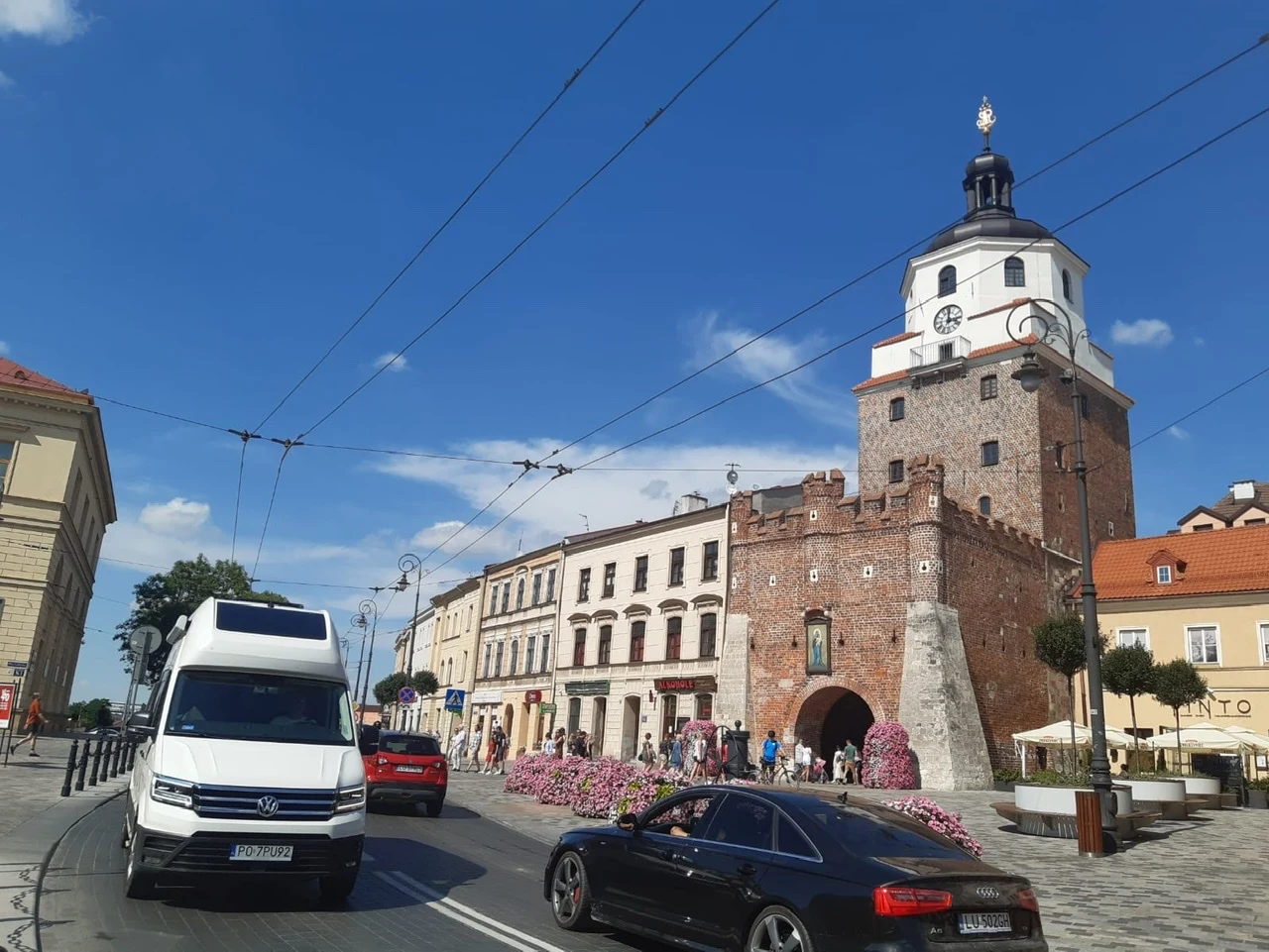 Pierwszy przystanek na naszej trasie - Lublin. Miasto, gdzie sformalizowano Unię Lubelską (1569), produkowano między innymi auto dostawcze nazwane - jakże by inaczej - Lublin (1993-2007) oraz skąd wywodzi się znakomity kabaret Ani Mru Mru (2001). Lubelska starówka jest przepiękna. Po dobrym obiedzie wyruszamy w dalszą drogę. Obierając kierunek na Mazury, doceniamy fakt, ze Grand Californią można spokojnie utrzymywać prędkości dopuszczalne na drogach ekspresowych.