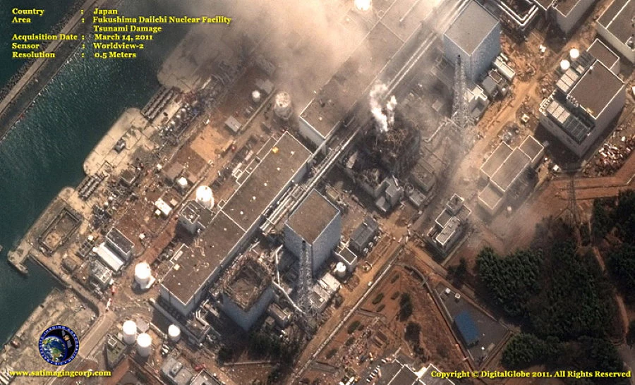 Zdjęcie satelitarne z dnia katastrofy w Fukushimie. Fot. DigitalGlobe