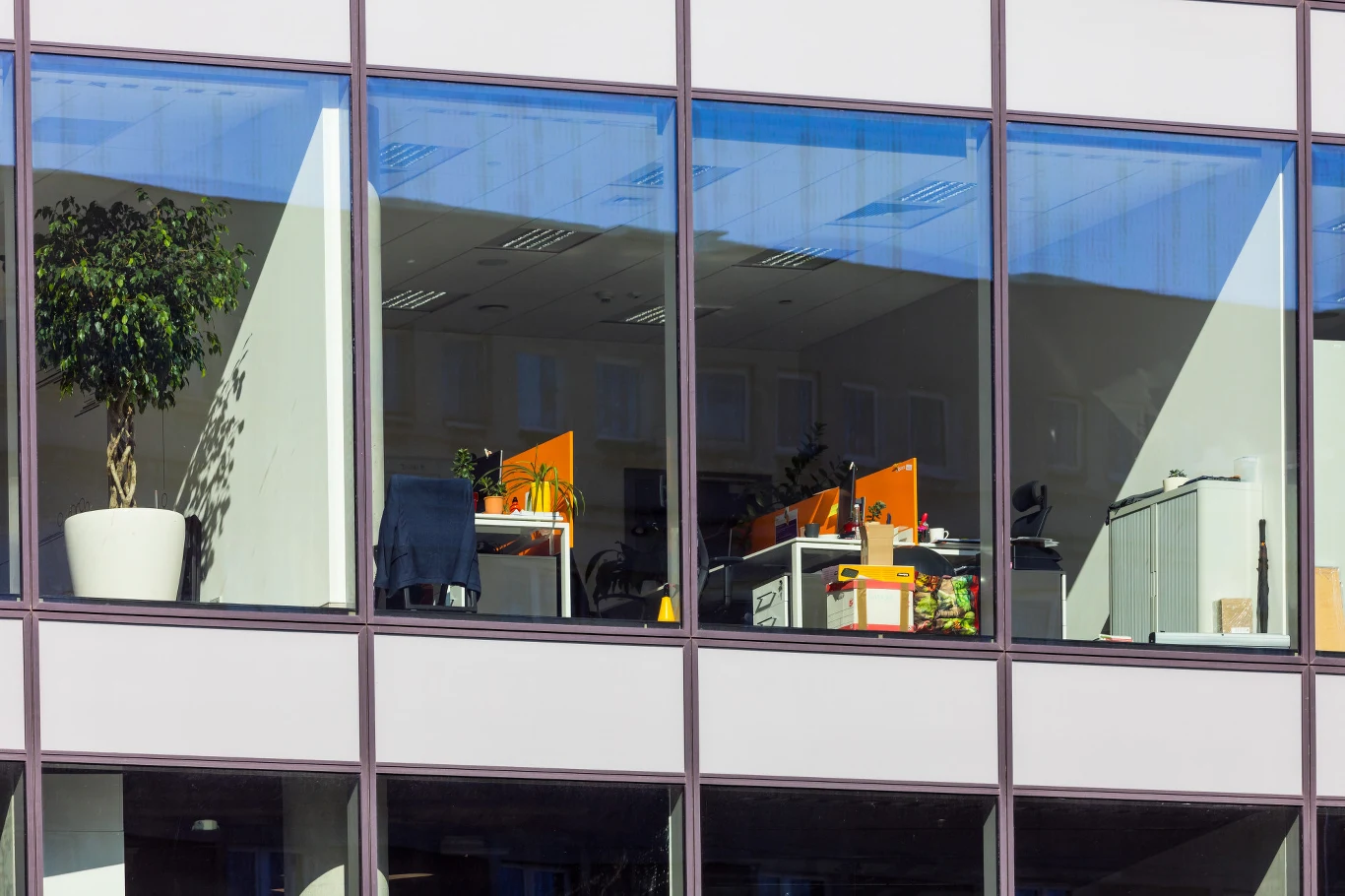 Biura pozostaną puste? Pandemia zmienia nasze nawyki Biura pozostaną puste? Pandemia zmienia nasze nawyki