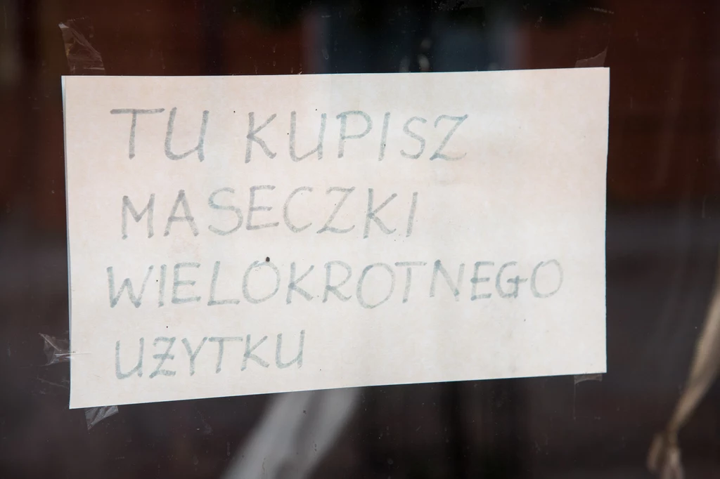 Bawełniane maseczki wielokrotnego użytku wypadły co prawda gorzej niż maski z filtrami, ale lepiej niż chusty czy dziergane zasłony