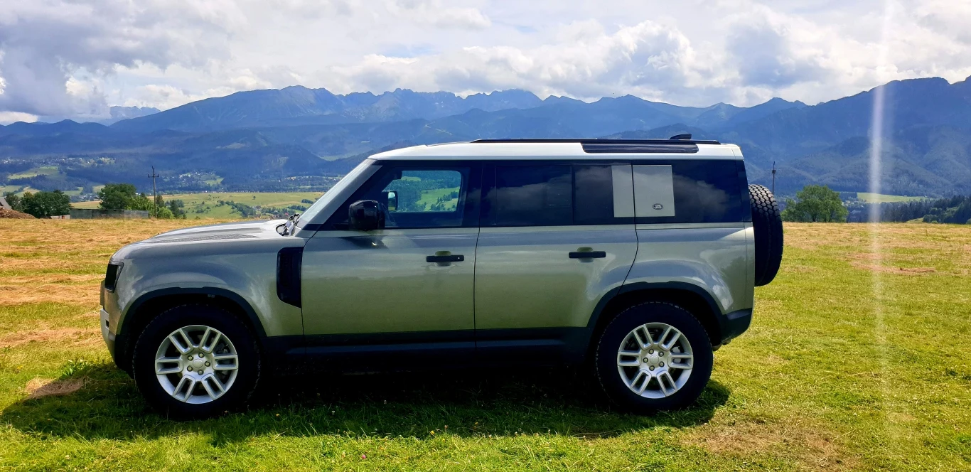 Nowy Defender został zaprojektowany jako nowoczesny samochód, ale pozostający wierny duchowi swojego legendarnego poprzednika. Auto zachowało więc swój pudelkowaty kształt klasycznej terenówki, ale zostało oczywiście mocno wyoblone. 