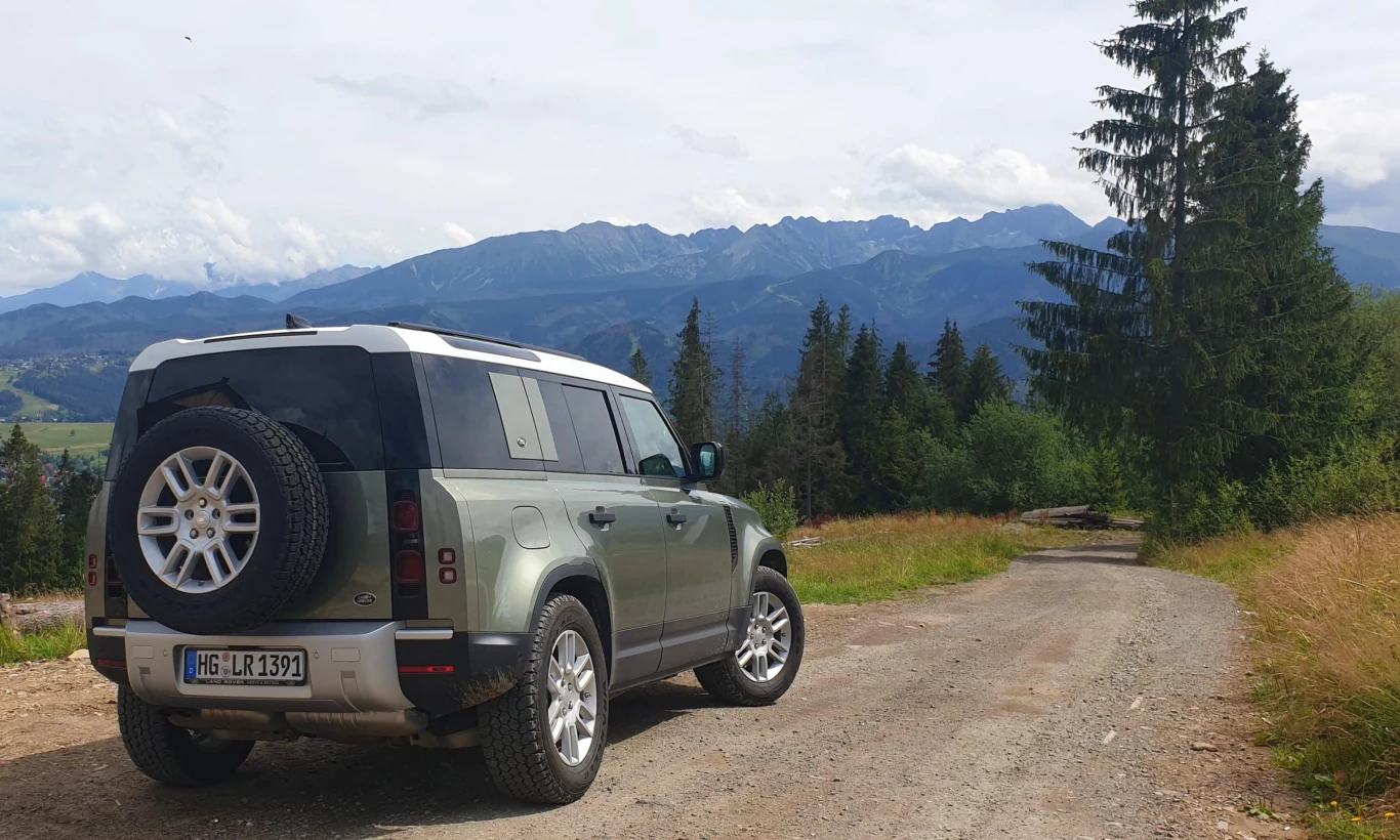 Auto zbudowano na zupełnie nowej architekturze, bazującej nie na ramie, a na aluminiowym monokoku, który ma zapewniać trzy razy większą sztywność nadwozia, niż ramowa konstrukcja. Z pewnością auto oferuje imponujące możliwości przewozowe - do 900 kg ładowności, 300 kg nośności dachu (168 kg kiedy zdecydujemy się na materiałowy, składany dach) oraz uciąg do 3720 kg. 