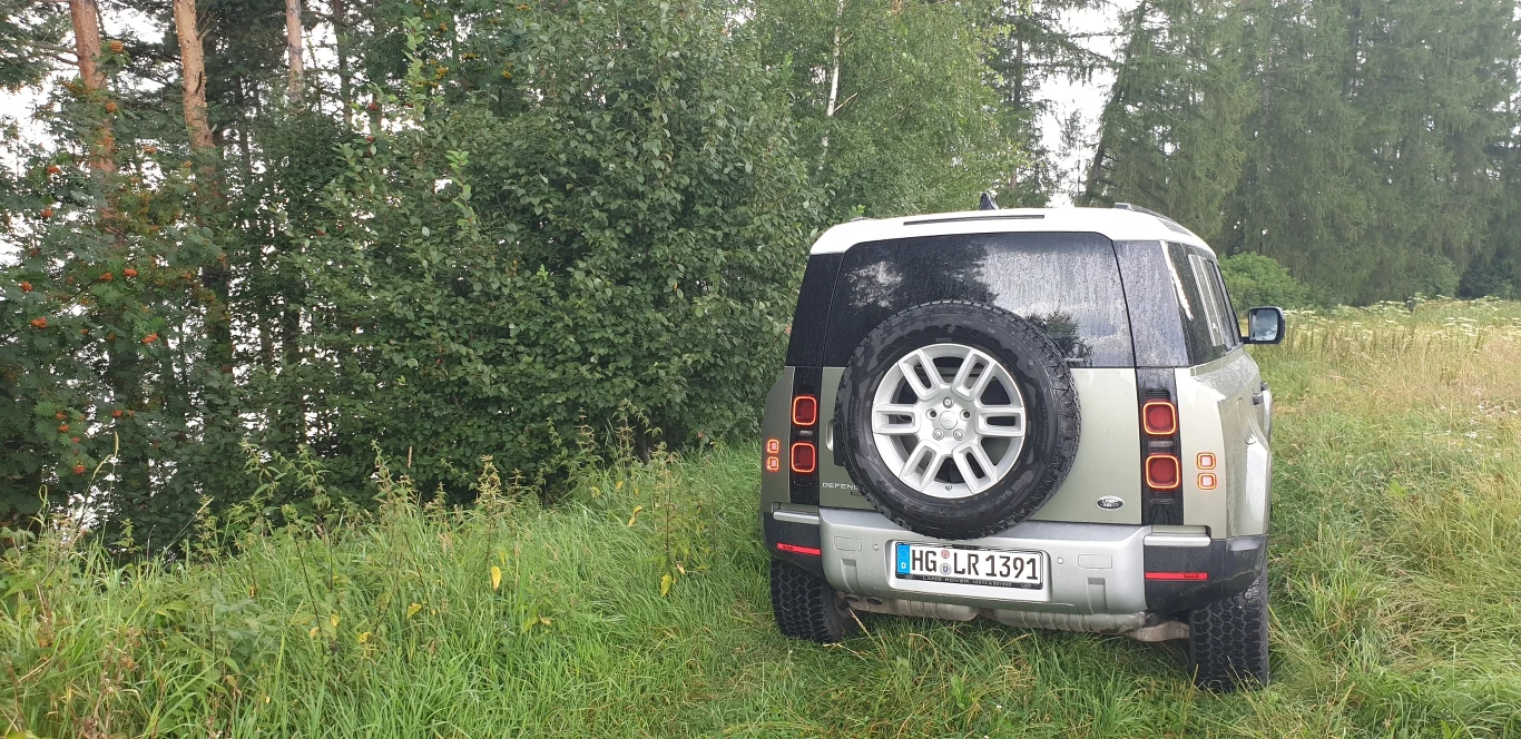 Defender może pochwalić się prześwitem wynoszącym nawet 291 mm oraz głębokością brodzenia 900 mm. Kąty natarcia, zejścia oraz rampowy to odpowiednio 38, 40 oraz 28 stopni (dla wydłużonej wersji). Jazdę po nieznanym terenie ułatwia system "przezroczystej maski" (kierowca widzi na ekranie co dokładnie jest tuż przed samochodem i pod nim), a także sonar mierzący głębokość pokonywanej przeszkody wodnej.