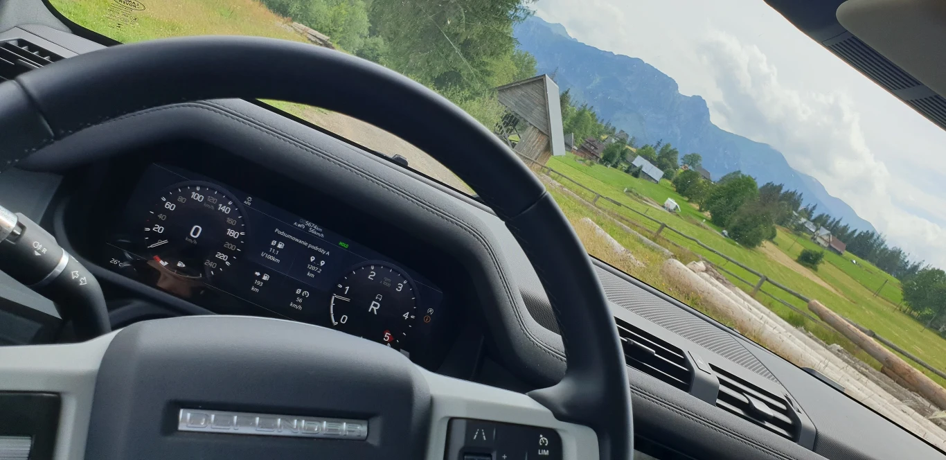 Gama silnikowa Defendera składa się z dwóch silników benzynowych oraz dwóch diesla. Pierwsze to jednostka 2-litrowa o mocy 300 KM oraz 3-litrowa, generująca 400 KM. Oba wykorzystują technologię mikrohybrydową. Alternatywa to 2-litrowy diesel w wersjach 200 i 240 KM. W przyszłym roku gama zostanie rozszerzona o hybrydę plug-in. 