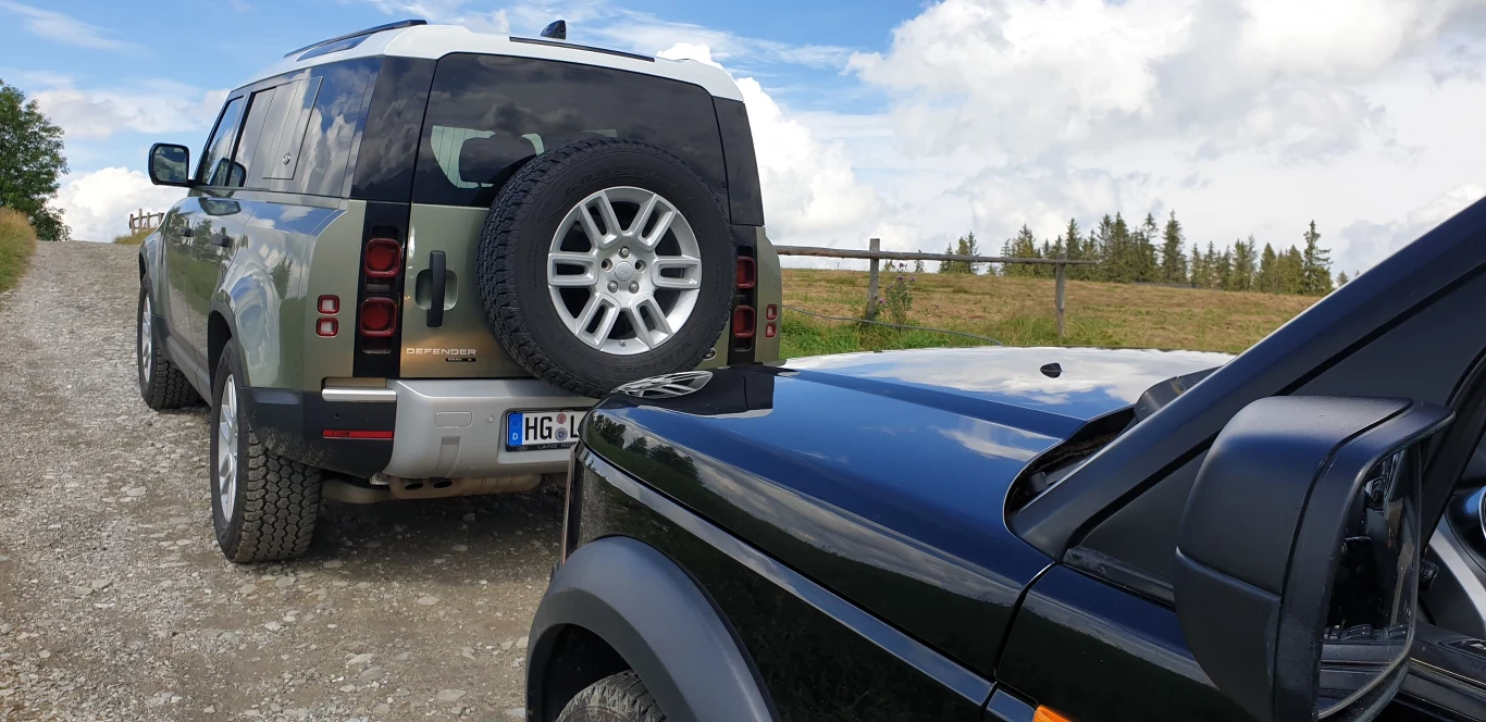 Nowy Defender dostępny jest w dwóch wersjach - trzydrzwiowej krótkiej (90) i wydłużonej, pięciodrzwiowej (110). Ciekawostką będzie możliwość zamówienia dodatkowego, niewielkiego siedzenia instalowanego między przednimi, wzorem pierwszych Land Roverów. W ten sposób nawet krótszą wersją przewieziemy do sześciu osób. Odmiana długa oferuje też klasyczny, trzeci rząd siedzeń. 