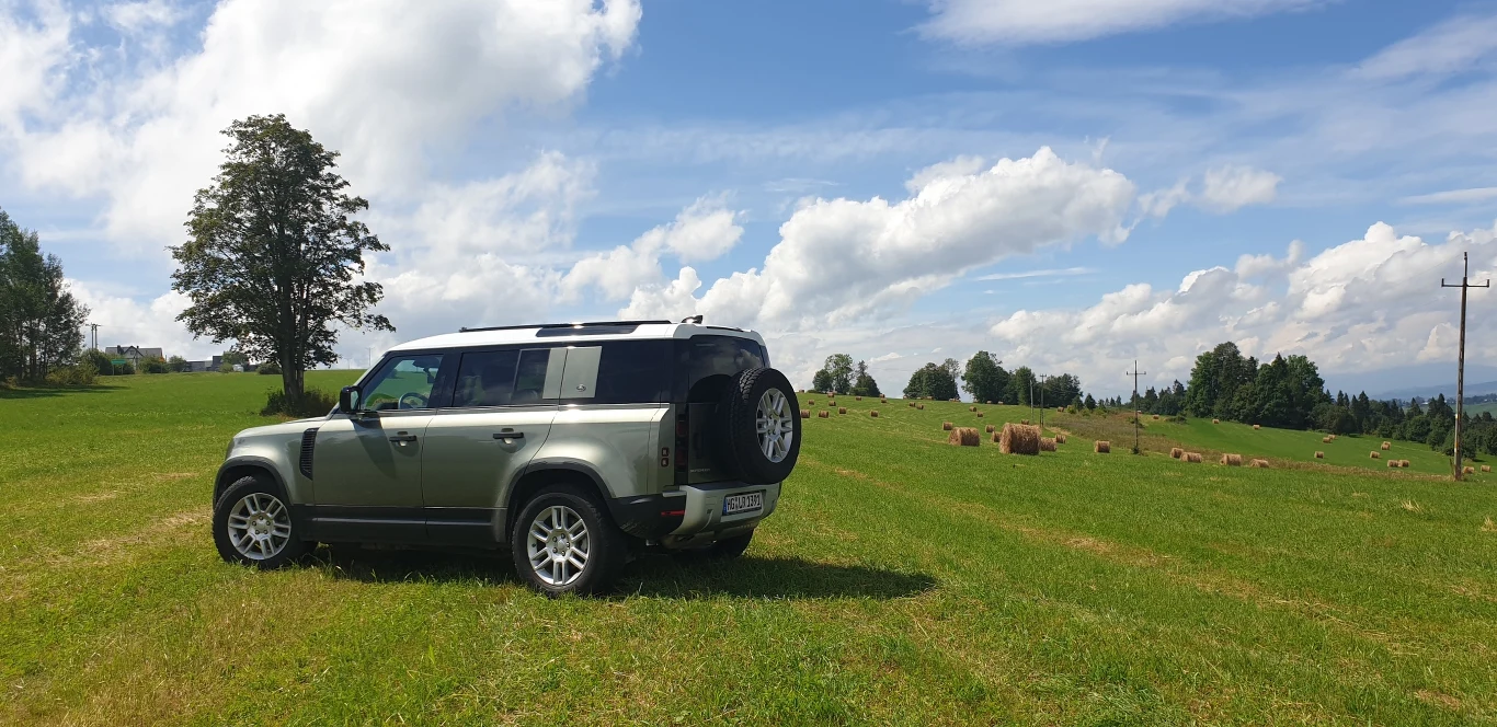 Styliści pozostawili przednie okrągłe reflektory, ale mają one "przyciętą" górną część, a całość ukryto pod prostokątnym kloszem (poprzednik miał okrągły reflektor na kontrastowym, kwadratowym polu). Z tyłu nadal znajdziemy drzwi bagażnika otwierane na bok z kołem zapasowym, a światła sprawiają wrażenie "rozrzuconych" (w poprzedniku były to osobne lampki umieszczone w różnych miejscach). 