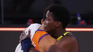 Devin Booker #1 z Phoenix Suns i Victor Oladipo #4 z Indiana Pacers