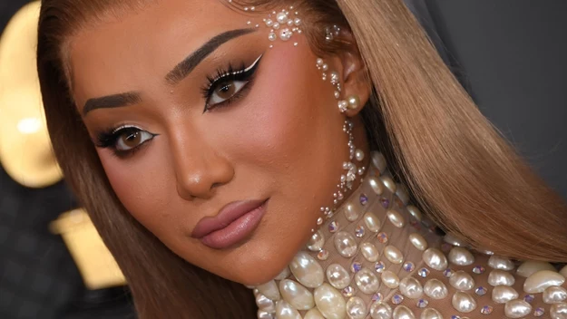 Nikita Dragun to popularna YouTuberka, modelka i wizażystka. Urodziła się w Belgii, a swoją oryginalną urodę zawdzięcza wietnamskim oraz meksykańskim korzeniom. 

Otwarcie mówi o tym, że jest transpłciowa i stara się wspierać inne takie osoby. Ma własną linię wegańskich kosmetyków do makijażu "Dragun Beauty". Zagrała też w swoim własnym serialu dokumentalnym "Nikita Unfiltered". 