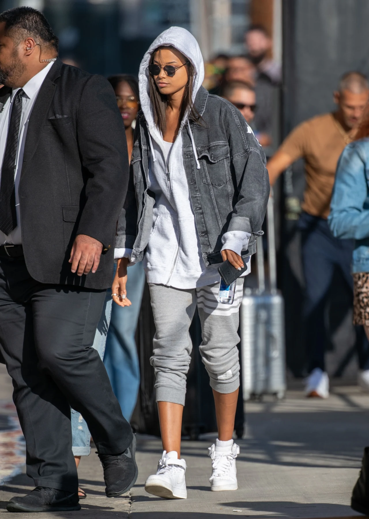 Kiedy na ulicy nie chce być rozpoznawana przez fanów, wygląda właśnie tak jak na tym zdjęciu. Zapewne jeszcze o niej nieraz usłyszymy!

Na zdjęciu: Ella Balinska w drodze na program "Jimmy Kimmel Live" (Los Angeles 2019)