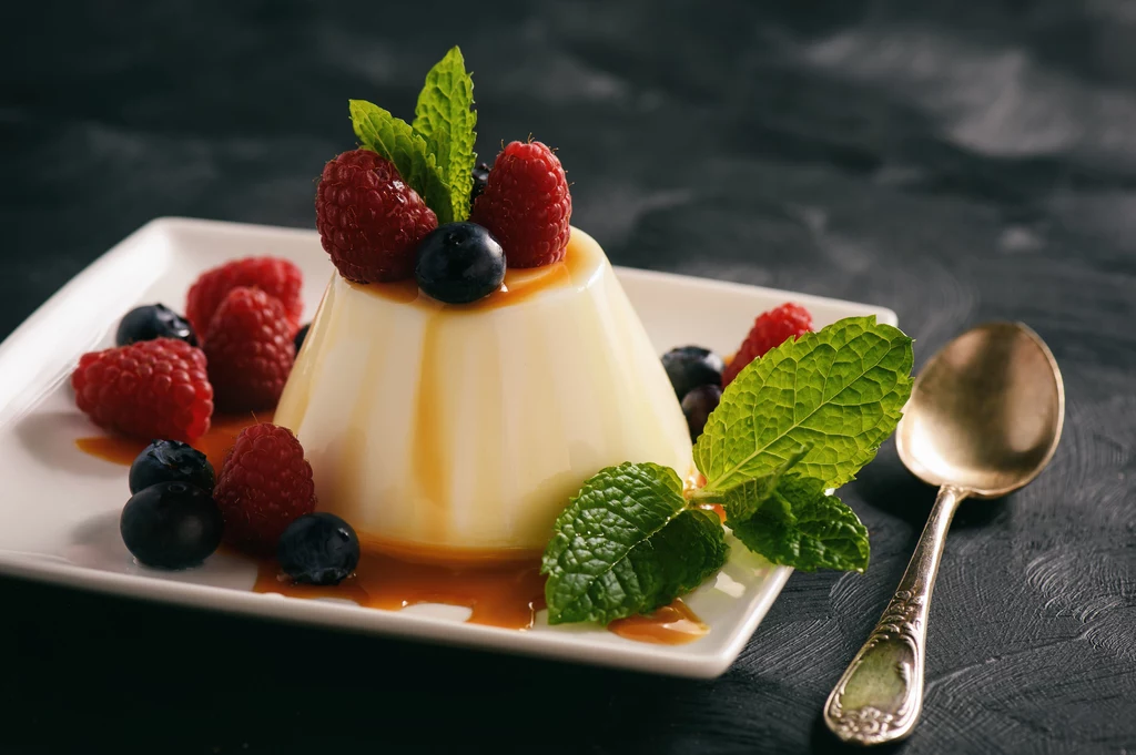 Panna cotta idealnie komponuje się ze świeżymi owocami