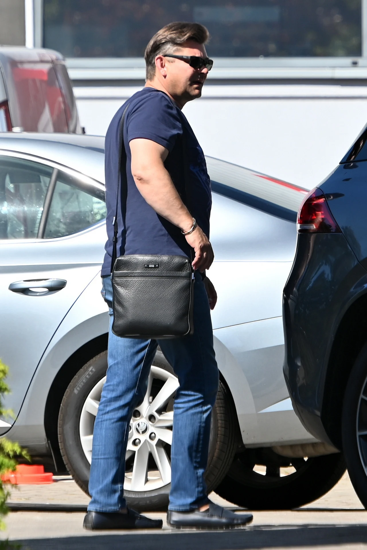 Paparazzi sfotografowali go z jego nowym cackiem - gwiazdor stał się właśnie posiadaczem mercedesa GLE 400d 4MATIC. Paparazzi sfotografowali go z jego nowym cackiem - gwiazdor stał się właśnie posiadaczem mercedesa GLE 400d 4MATIC.