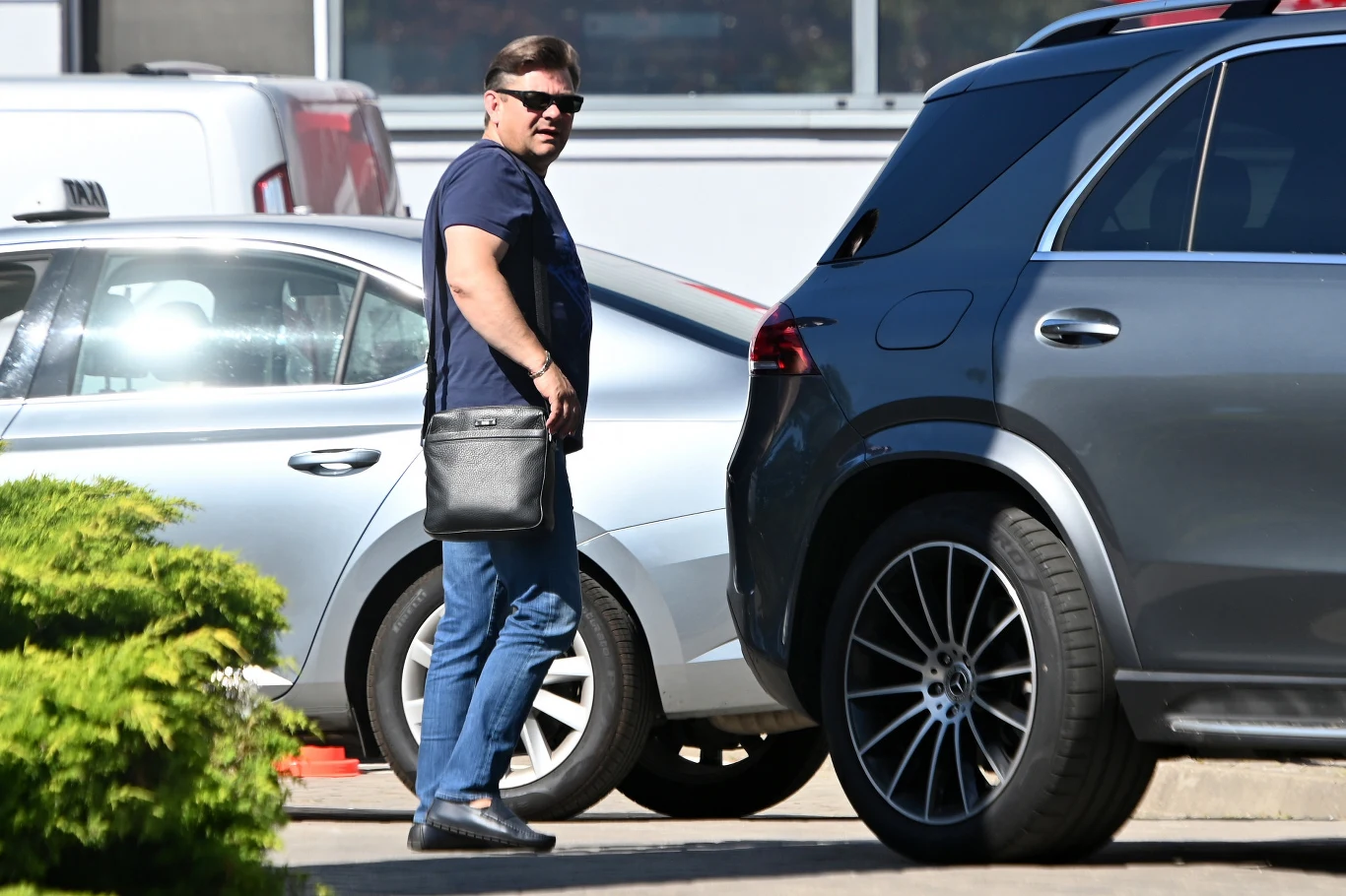 Plotka głosi, że Zenek Martyniuk za jeden występ inkasuje co najmniej 25 tysięcy złotych. Plotka głosi, że Zenek Martyniuk za jeden występ inkasuje co najmniej 25 tysięcy złotych.