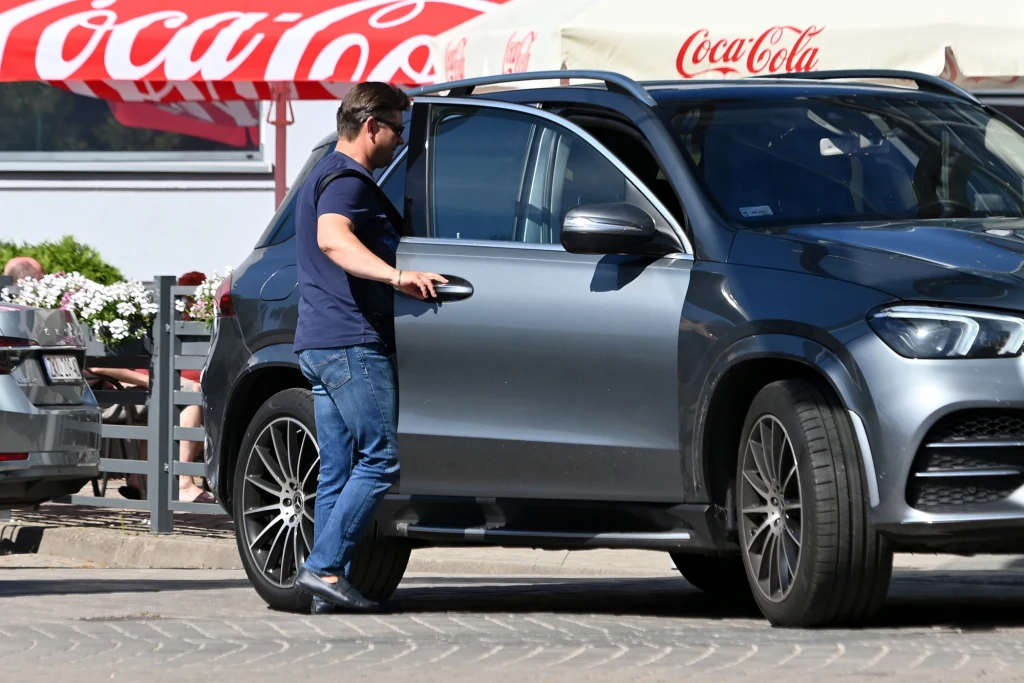 W minionym roku gwiazdor zagrał ponad 300 koncertów, zarabiając około 7,5 mln złotych - podały tabloidy. Do tego dochodzą tantiemy.  W minionym roku gwiazdor zagrał ponad 300 koncertów, zarabiając około 7,5 mln złotych - podały tabloidy. Do tego dochodzą tantiemy.