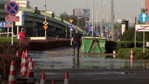 Awaria wodociągowa w Warszawie. Zalane ulice i przerwy w dostawach wody
