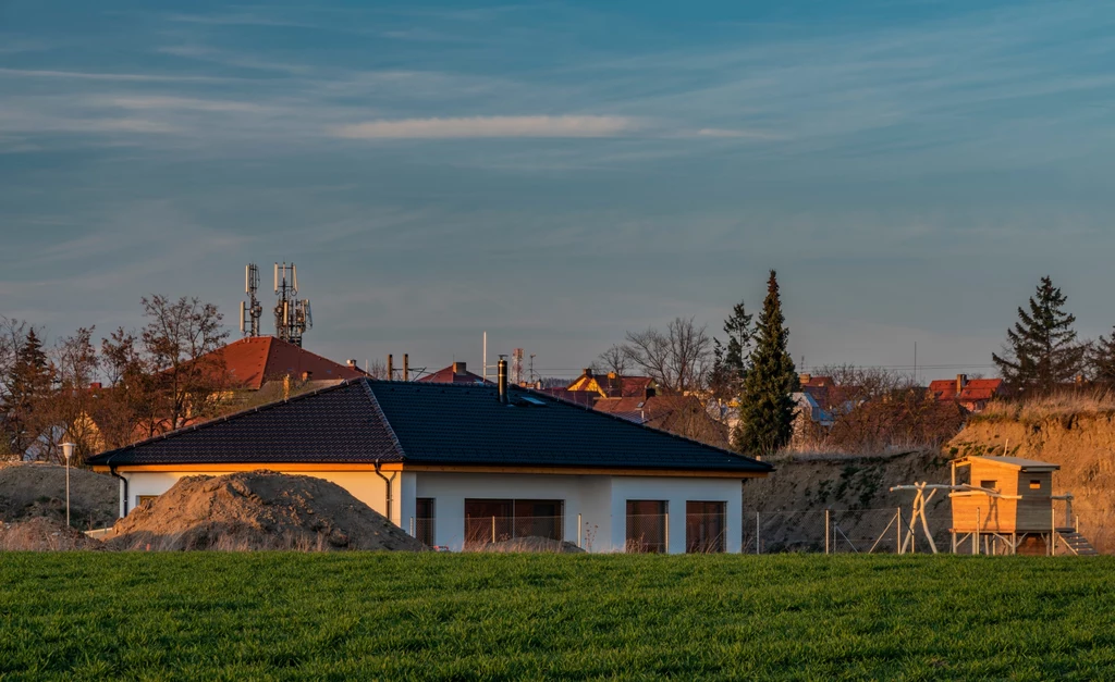 Do tej pory uważano, że najlepszym miejscem na działkę budowlaną mogą być okolice lasu. Trend ten jednak coraz częściej ulega zmianie