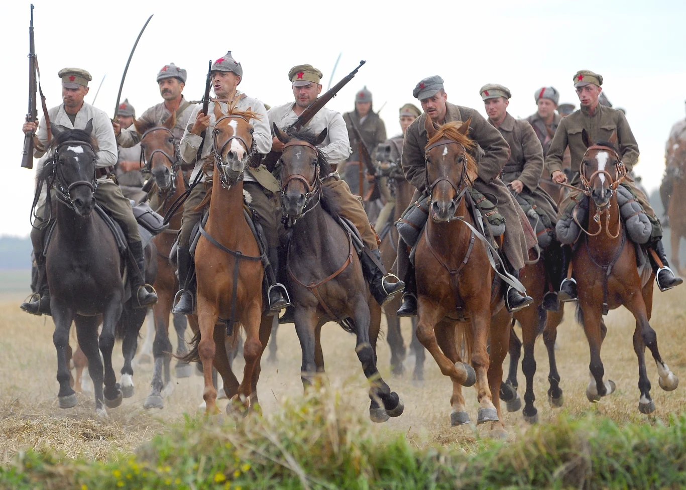 Bolszewicy nacierający na Warszawę, kadr z planu zdjęciowego filmu "1920 Bitwa Warszawska"