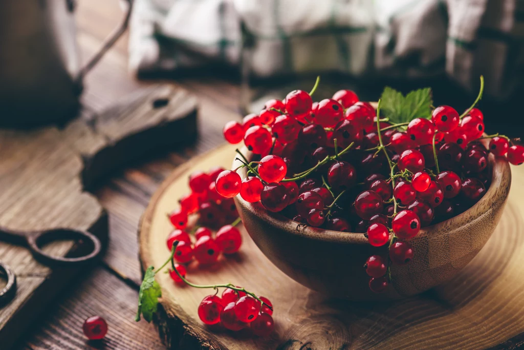 Z owoców zrób koktajl, dodaj do niego wodę lub jogurt naturalny i pij 2-3 razy dziennie