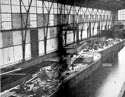 Monitory w hali stoczniowej