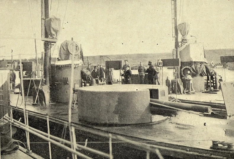  "Pińsk" i "Horodyszcze" cumują przy statku sztabowym wiosną 1921 roku podczas wykonywania pierwszego zadania bojowego. Widoczne są plamy kamuflażu.