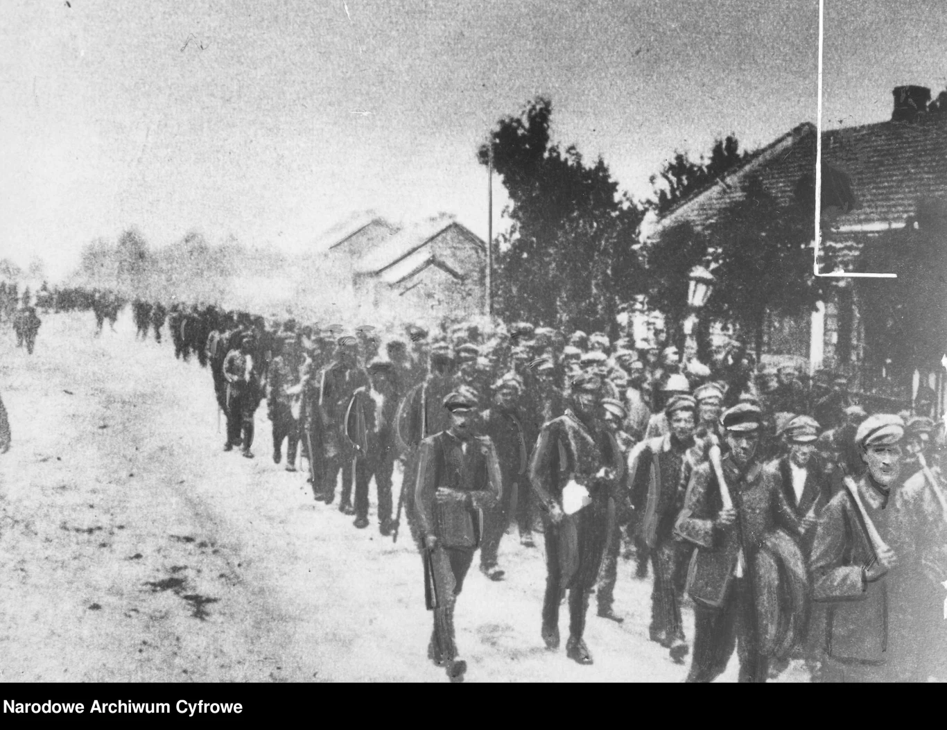 Jeńcy radzieccy w przemarszu przez Radzymin, sierpień 1920