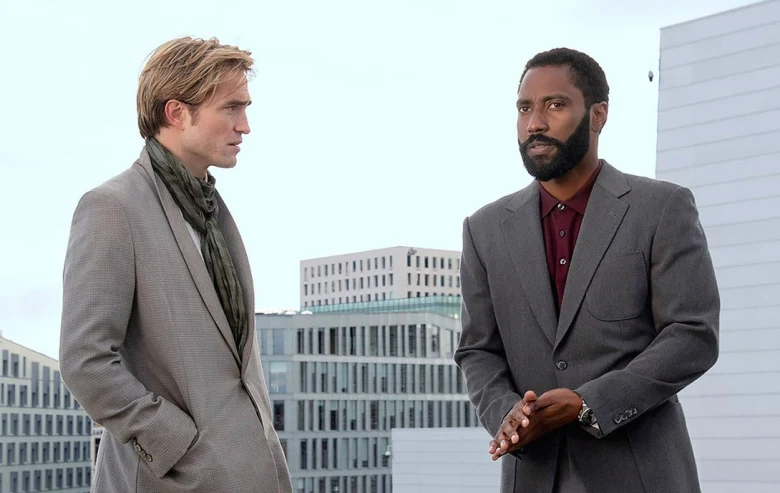 Robert Pattinson i John David Washington w scenie z filmu "Tenet"