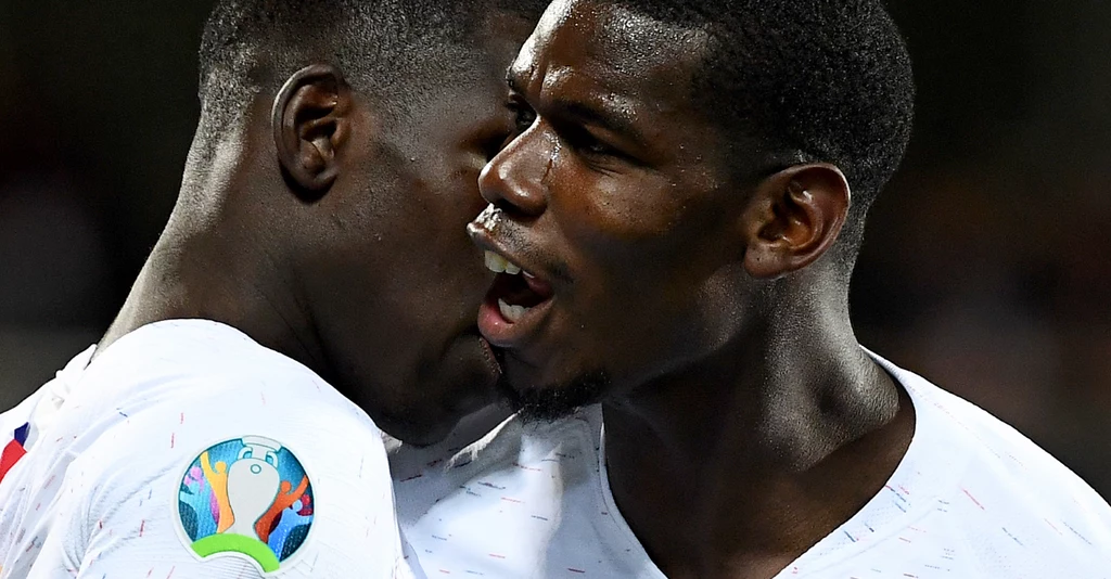 Paul Pogba z kolegą z drużyny Kurtem Zoumą po strzelonej bramce w meczu między Francją a Andorą