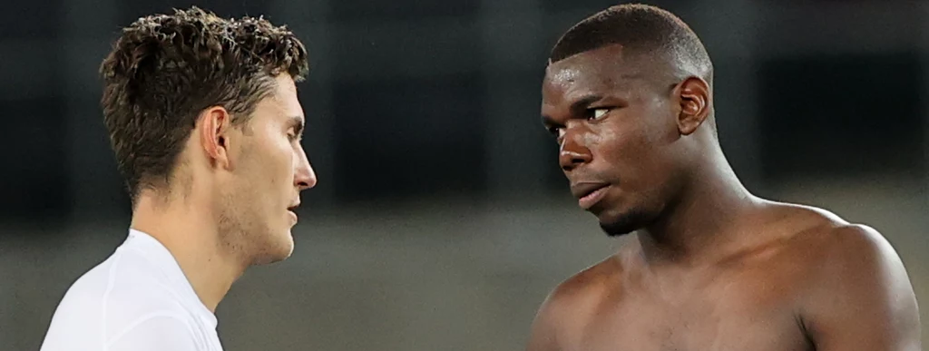 Paul Pogba i duński napastnik Jonas Wind z FC Kopenhaga wymianijący koszulki po ćwierćfinałowym meczu w lidze europejskiej