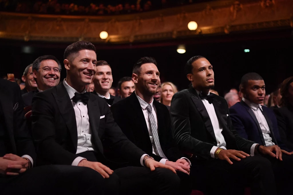 Grudzień 2019 roku. Robert Lewandowski i Lionel Messi w oczekiwaniu na ogłoszenie zdobywcy Złotej Piłki Grudzień 2019 roku. Robert Lewandowski i Lionel Messi w oczekiwaniu na ogłoszenie zdobywcy Złotej Piłki