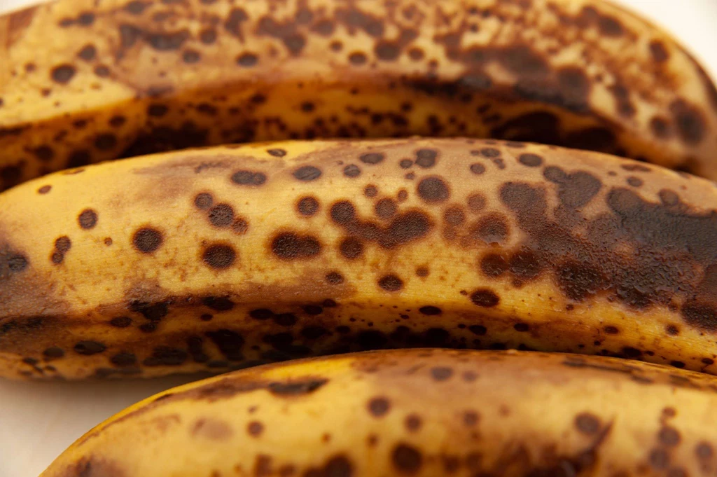 Przejrzałe banany można wykorzystać w domowym deserze