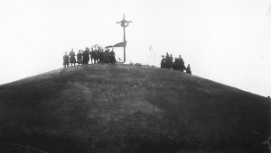 Zadwórze - grupa osób na szczycie Kurhanu Zadwórzańskiego