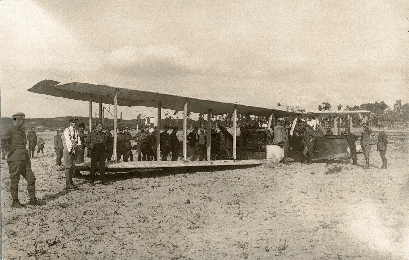 Polski samolot bombowy Gotha G. IV z 21 Eskadry Niszczycielskiej, po bombardowaniu pozycji sowieckich, sierpień 1920 Na ogonie szachownica, na dziobie orzeł.