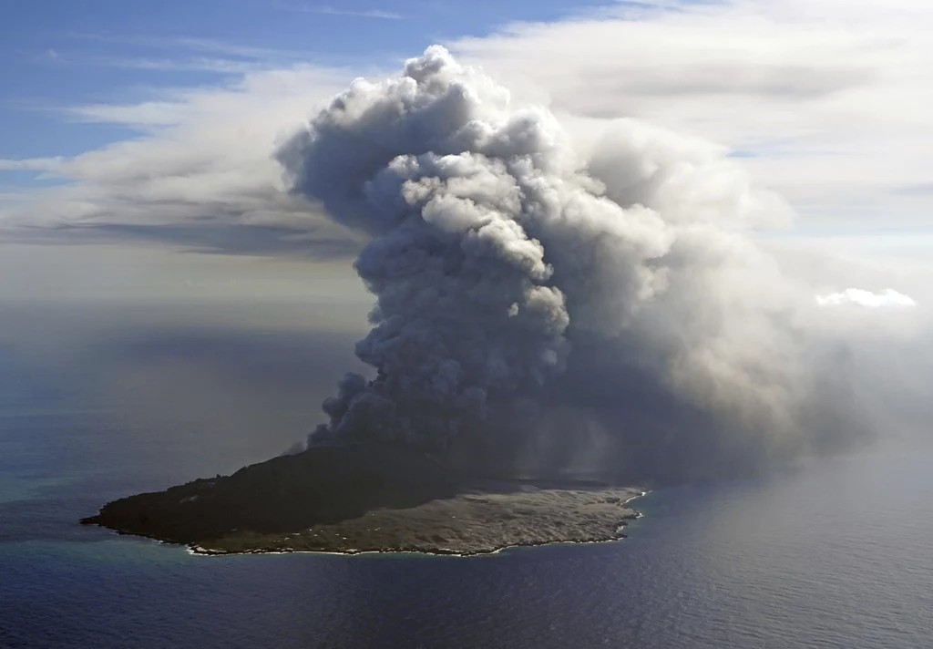 Zdjęcie lotnicze pokazuje wulkaniczną wyspę Nishinoshima położoną około 1000 km na południe od Tokio.